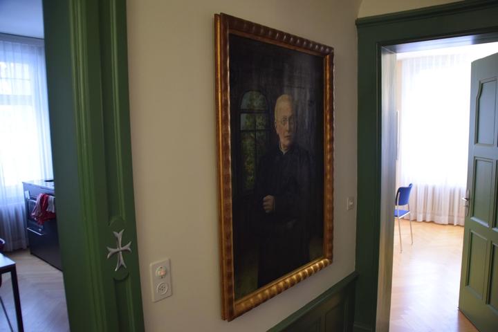<p>Ein Vorgänger von Reto Kaufmann. Sein Gemälde hängt im Eingangsbereich des Pfarrhauses.</p>