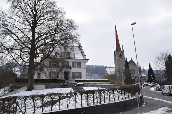 <p>Das Pfarrhaus und die imposante Kirche St. Michael, benannt nach dem Stadtpatron. Es ist das grösste Gotteshaus der Stadt Zug.</p>