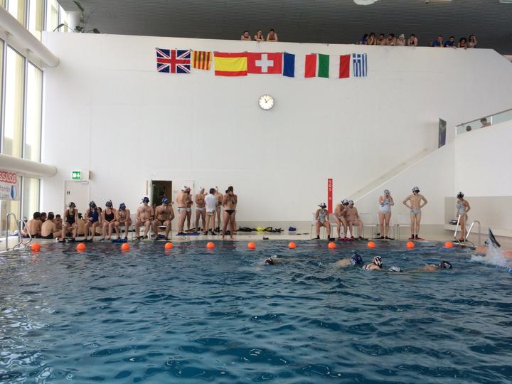 <p>Und los geht es im Wasser. Spiel im Vordergrund resp. unter Wasser, Wechselbänke im Hintergrund, Flaggen der Teilnehmer.</p>