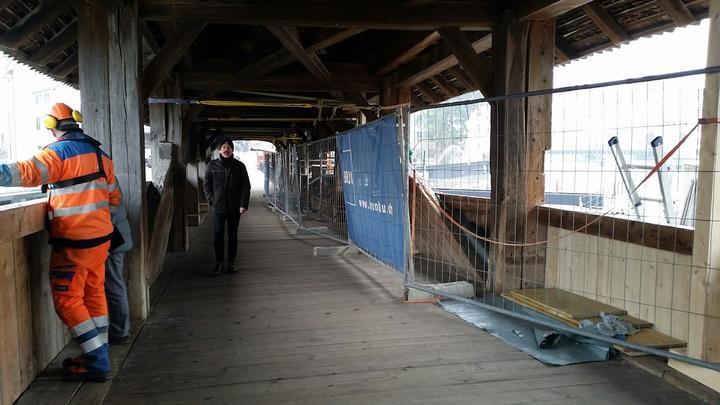 <p>Teile der Spreuerbrücke sind wegen der Sanierungsarbeiten abgesperrt.</p>