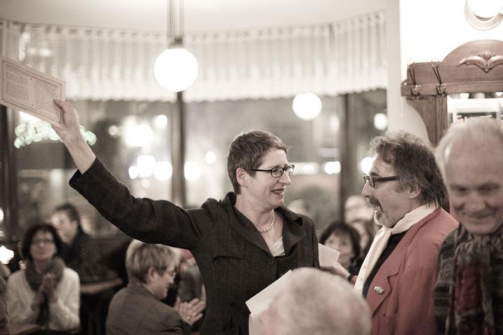 <p>Oberehrenbock Silvio Panizza an einer Vernissage im Januar 2012 im Restaurant Rebstock mit der damaligen Stadträtin Ursula Staemmer.</p>