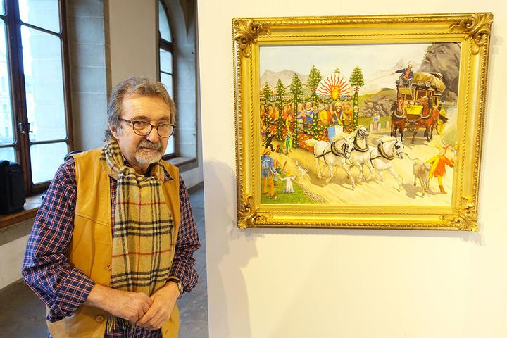 <p>Silvio Panizza neben seinem Lieblingsbild von Lotti Heggli: einer fasnächtlichen Adaption von Rudolf Kollers «Gotthardpost».</p>