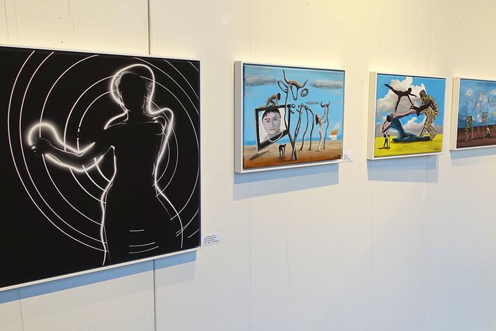 <p>Auch der Fotograf und Bockstall-Mitglied Emanuel Ammon malt Bilder, wie die Ausstellung beweist. Er hat sich hier offensichtlich von Salvador Dalí inspirieren lassen.</p>