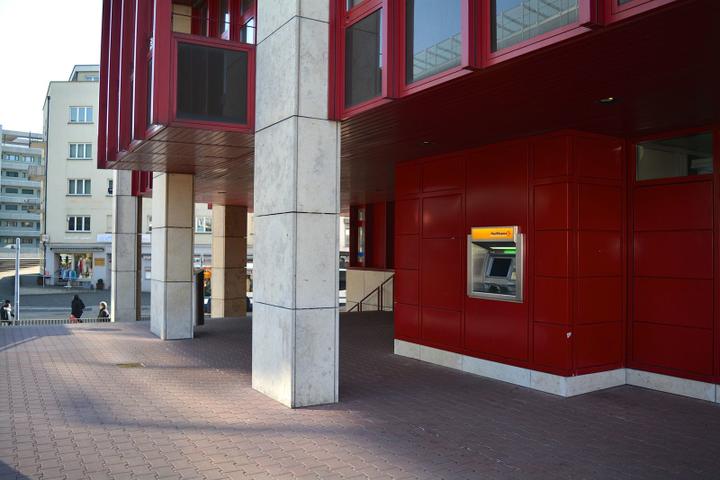 <p>Der Eingang des Gebäudes Alpenstrasse 15 mit der geschlossenen Poststelle (rechts). Nach dem Rückbau und dem Umbau will die Post den vorderen Teil des Raums, wo sich der Postomat befindet, an einen unbekannten Nutzer vermieten. Das Radiologiezentrum Zug will im hinteren Teil einziehen.</p>
