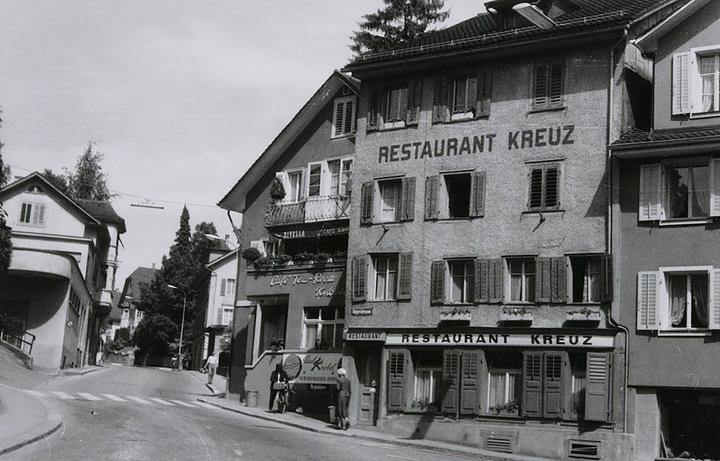 <p>Aussenaufnahme: Ägeristrasse 26, Restaurant Kreuz. © Amt für Denkmalpflege und Archäologie Zug.</p>