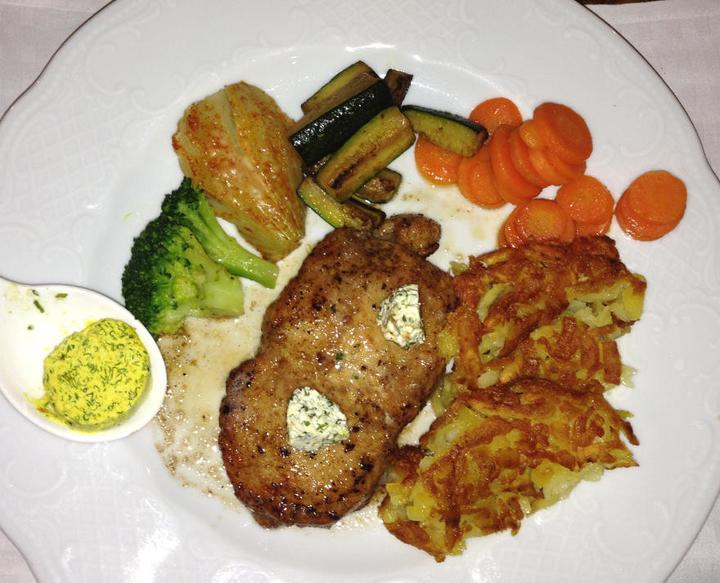 Unser Bœuf Stroganoff – pardon: Kalbssteak. Garniert mit vier Gemüsen und zwei Sorten Kräuterbutter (Bild: hch)
