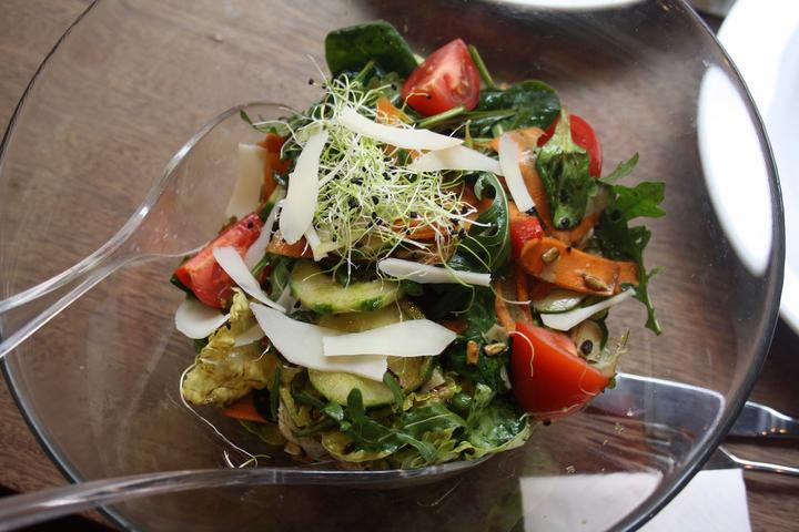 <p>Reichhaltiger Salat mit viel Grünfutter und buntem Gemüse.</p>