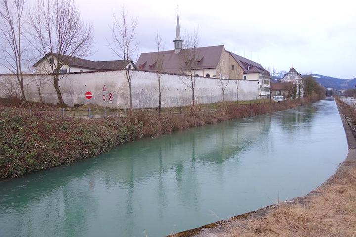 <p>Vom Kanal ist die Klostermauer sichtbar. (Foto: Gerold Kunz)</p>