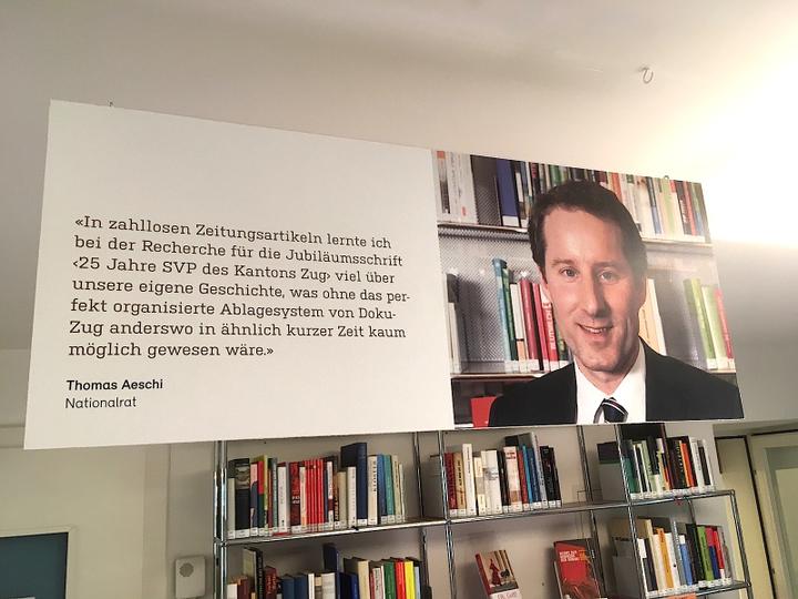 <p>Eines der Testimonials-Plakate im Zentrum: SVP-Nationalrat Thomas Aeschi nutzte die Infos zum 25-Jahr-Jubiläum seiner Partei.</p>