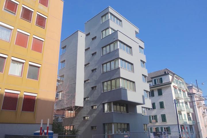 <p>Im Gebäude werden 13 Kleinwohnungen angeboten. (Foto: Gerold Kunz)</p>
