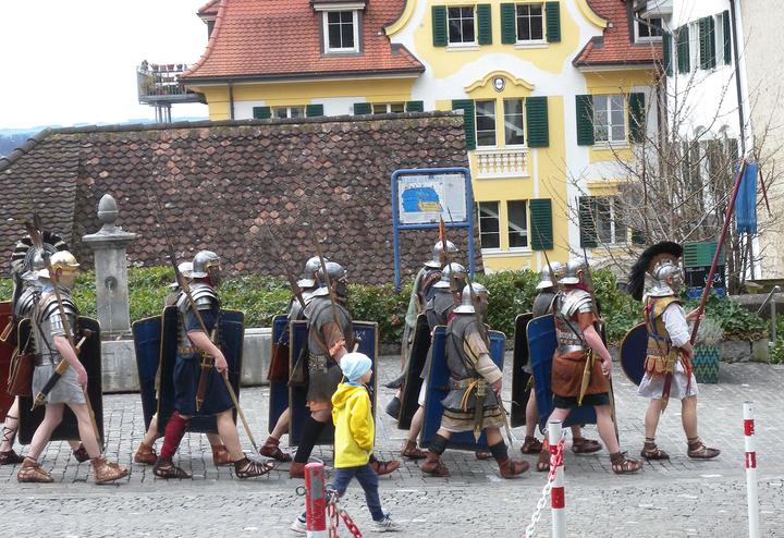 <p>Die Legionäre marschierten vom Museum aus Richtung Altstadt.</p>