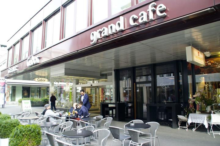 <p>Der Eingang des Grand Cafés mitten in der City an der Bahnhofstrasse.</p>