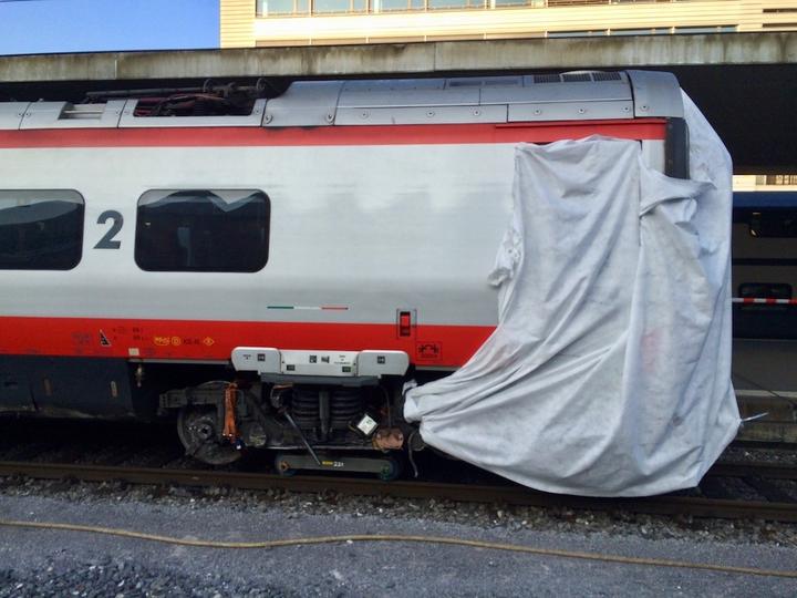 <p>Der demolierte Zug steht auf Gleis 7 im Bahnhof Luzern.</p>