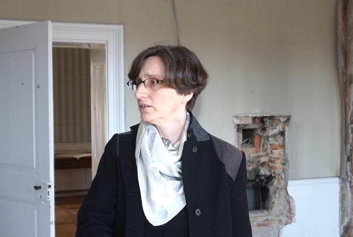 <p>Theresia Gürtler, Ressortleiterin Denkmalpflege und Kulturgüterschutz, erklärt die Geschichte des Hauses.</p>