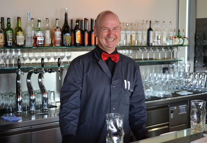 <p>Er steht jeden Tag hinter der Bar und schenkt dem Gast sein Lächeln: Heinz Fehlmann.</p>