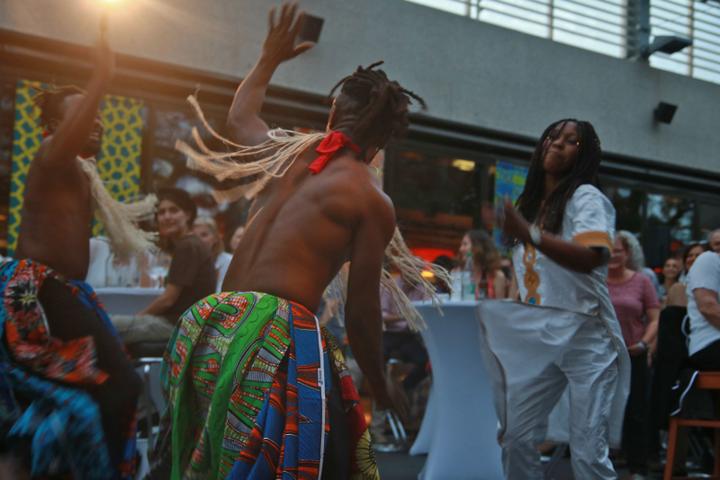 <p>Ghanesischer Tanz mit Musik auf der Terrasse des MAHOI Restaurants.</p>