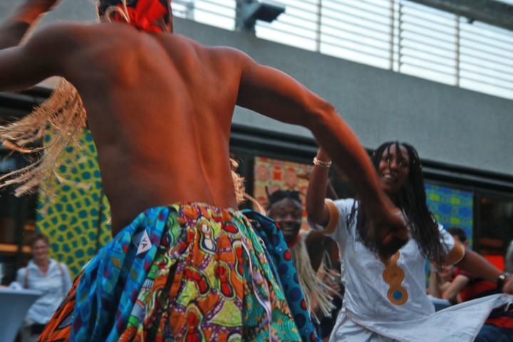 <p>Ekstatische Klänge und Bewegungen zwingen die Besucher, sich dem Genuss afrikanischer Kultur zu nähern.</p>