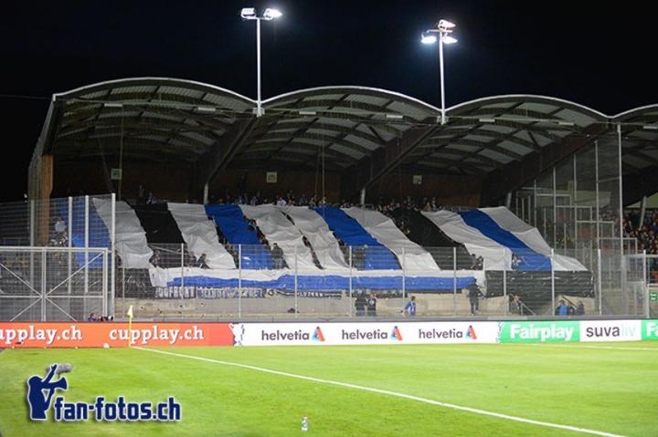 <p>Die blau-weisse Wand stand hinter dem FCL. (Bild: fcl.fan-fotos.ch / Dominik Stegemann)</p>