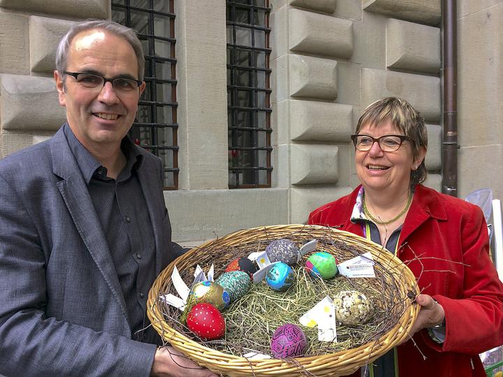 <p>Stadtpräsident Beat Züsli und Katharina Hubacher, Präsidentin des Grossen Stadtrates, ermittelten die Gewinnerinnen und Gewinner des Osterwettbewerbs. (Bild: Elisabeth Gebistorf Käch)</p><p> </p>