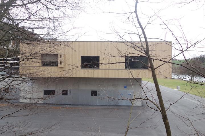 <p>Das Ruderzentrum ist mit Holz, Metall und Beton gebaut.</p>
