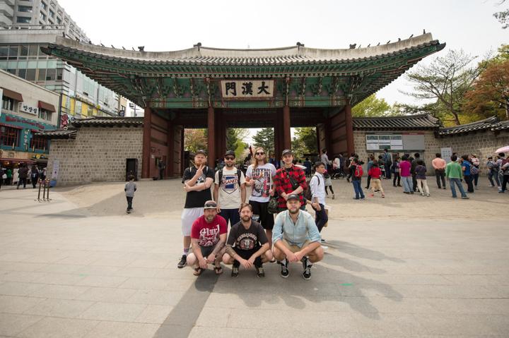 <p>Die fünf Jungs von «Insanity» und ihren zwei Helfern beim Sightseeing in Seoul, Südkorea.</p>