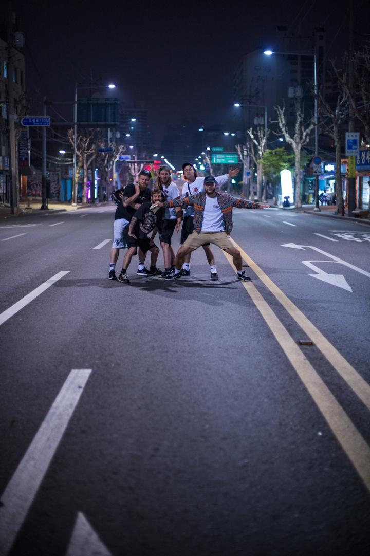 <p>Ein spontanes Bandfoto in den frühen Morgenstunden auf den leeren Strassen von Seoul.</p>