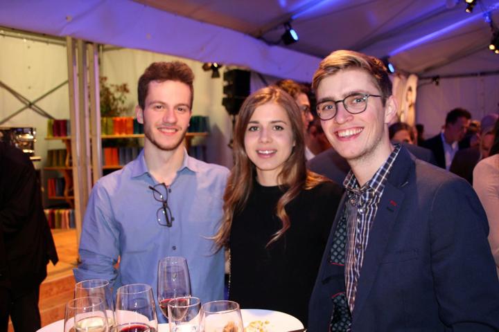 <p>Von rechts: Raphael Willi, Präsident der Zuger Filmtage, Tiara Nick und Leo Wittwer, der Gewinner des ersten Treatment Awards 2016.</p>