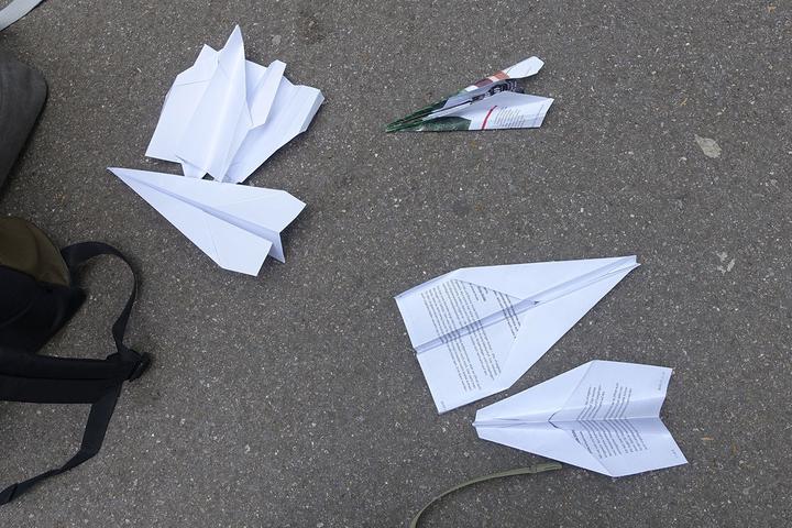 <p>Viele Versuche mit Papierfliegern scheiterten in der Übungsphase.</p>