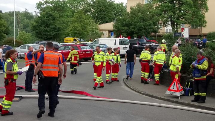 <p>Die Luzerner Feuerwehrleute, Rettungskräfte und Polizei am Einsatzort.</p>