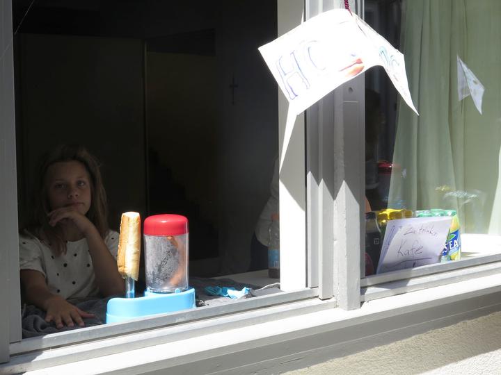 <p>Findige Kinder: Ein improvisierter Hot-Dog-Stand am Fenster.</p>