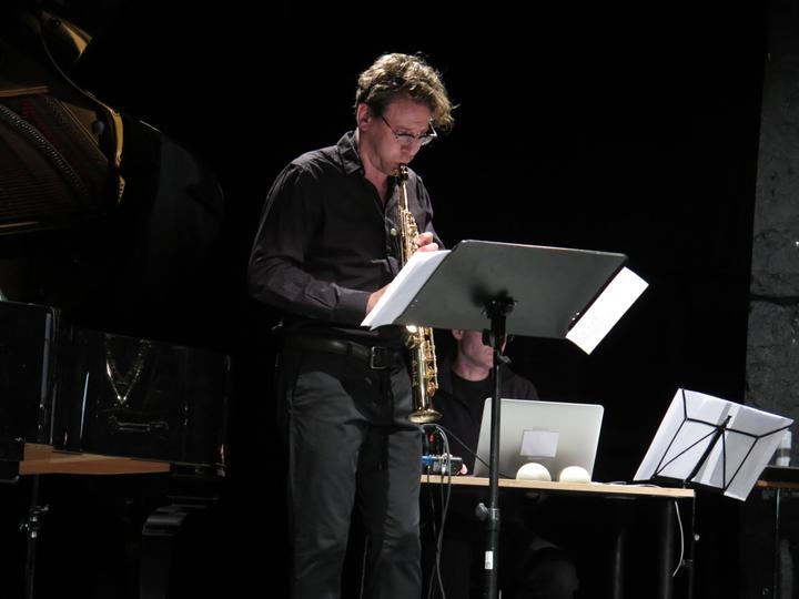 <p>Tobias Gerber am Sopransaxofon während Müllers «Leads & Traces»</p>