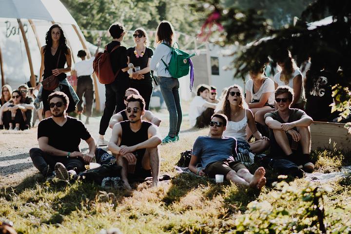 <p>Festivalgänger geniessen das bunte Treiben auf dem Sonnenberg. (Bild: Silvio Zeder)</p>