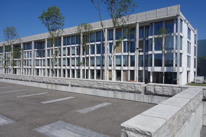 <p>Das Verwaltungsgebäude Synthes in Solothurn besticht durch seine Länge. (Bild: Gerold Kunz)</p>