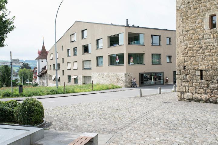<p>Der Stadteingang ist eine Visitenkarte: Mit der neuen Gewerbe- und Wohnüberbauung Mühle ist es gelungen, neue Nutzungen in die Altstadt zu bringen, die Parkierung optimal zu lösen und zugleich den Stadteingang aufzuwerten. (Foto: F. Karrer/Schweizer Heimatschutz)</p>
