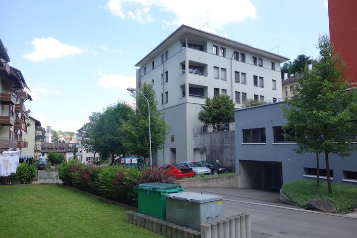 <p>Auf der Rückseite zeigt das Gebäude veränderte Proportionen. (Foto: Gerold Kunz)</p>