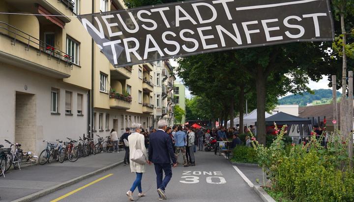 <p>Feiern statt Verkehr: Der hintere Teil der Neustadtstrasse war am Samstag gesperrt.</p>