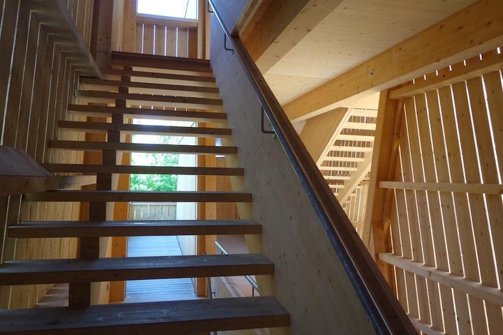 <p>Die schrägen Linien lassen die Treppenstufen und die Podeste beim Hinaufgehen geneigt erscheinen.</p>