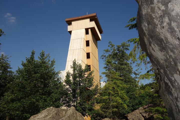 <p>Der Turm steht am höchsten Punkt des Tierparks.</p>
