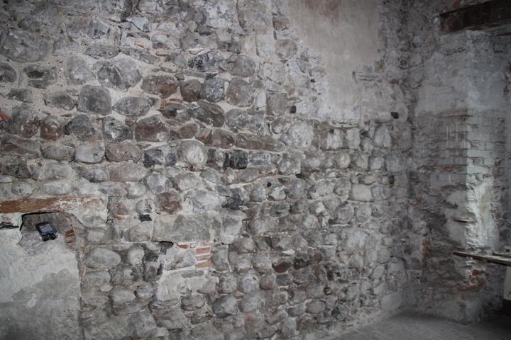 <p>Hinter der bisherigen Gipswand liegt eine teils aus dem Mittelalter stammende Steinwand.</p>