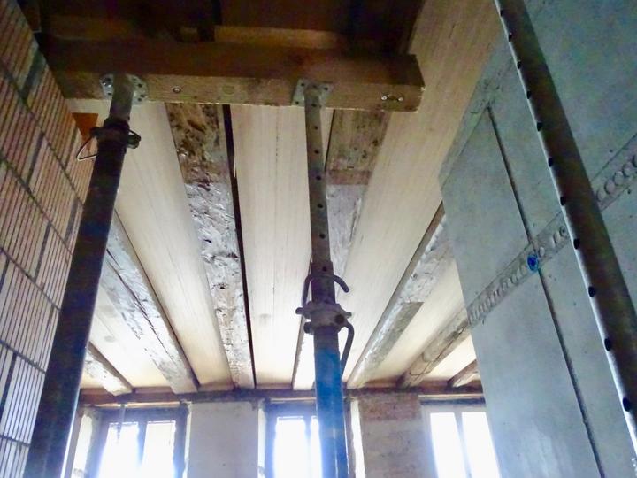 <p>Zwischen den alten Balken wurden neue Buchenholzplatten eingebaut. Sie sollen besonders schalldämpfend sein.</p>