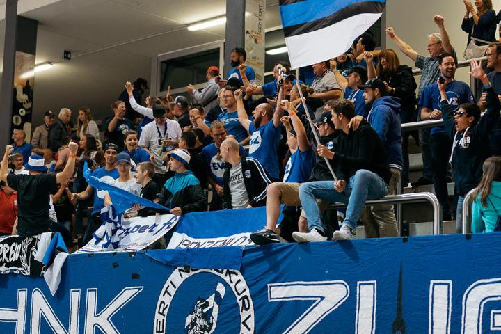 <p>Zuger Fans jubeln nach dem Sieg. (Bild: Fabrizio Vignali)</p>