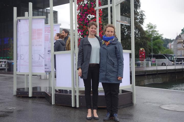 <p>Die Architektinnen Natalia Wespi und Sarah Barth haben die Ausstellung realisiert. (Fotos: Gerold Kunz)</p>