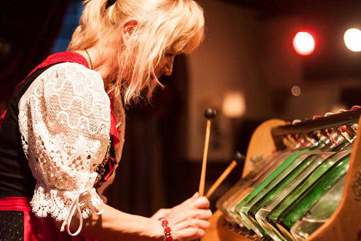 <p>Silvia Fähndrich entlockt Glasflaschen eine traditionelle Melodie.</p>
