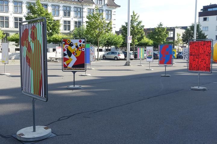 <p>Plakate von Niklaus Troxler auf dem Martigny-Platz in Sursee.</p>