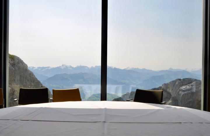 <p>Die Aussicht auf das alpine Panorama aus dem Gipfelsaal.</p>