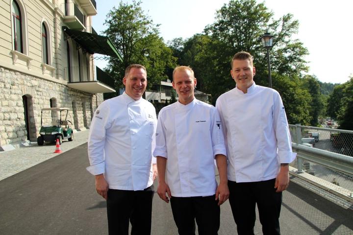 <p>Auf dem Weg zu einer Sitzung angetroffen: Der oberste Küchenchef des Resorts Mike Wehrle (links), Frank Trepesch und Sascha Berger.</p>