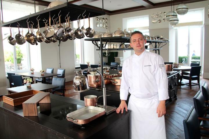<p>Der französische Küchenchef Bertrand Charles trifft letzte Vorbereitungen im Restaurant «RitzCoffier». Dieses befindet sich im frisch eröffneten Hotel Palace.</p>