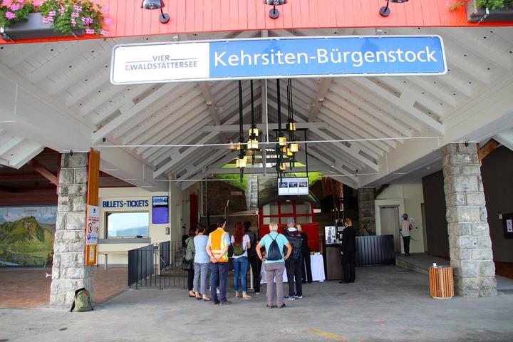<p>Die ersten Besucher des Bürgenstock-Resorts kommen mit dem Schiff aus Luzern an und werden mit Kaffee empfangen.</p>