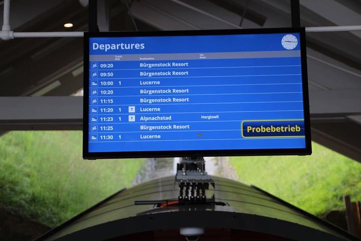 <p>Auf der Anzeigetafel der neuen Bürgenstock-Bahn steht der wenig beruhigende Ausdruck «Probebetrieb».</p>