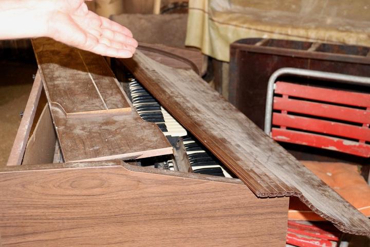 <p>Ein altes E-Piano steht im Erdgeschoss des Hauses und wartet auf seine Reparatur.</p>